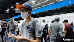 香港求職者在灣仔招聘會上填寫表格。 （2020年10月29日）