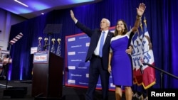 El exvicepresidente de los EE. UU. Mike Pence saluda a la multitud con su esposa Karen después de que anunciara públicamente y comenzara su campaña para la nominación presidencial republicana de los EE. UU. en 2024 en Ankeny, Iowa, EE. UU. el 7 de junio de 2023