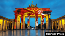 Brandenburška kapija u bojama Balkana, foto: BIRN