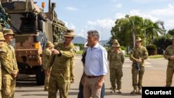 澳大利亞與巴布亞新畿內亞尋求談判並簽署整體防禦條約，深化彼此軍隊的融合，並使其更容易提供安全支援。圖為澳大利亞國防部長馬爾斯巡視國防軍救災工作。 (取自馬爾斯臉書)