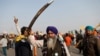 Seorang petani sedang memegang pedang dalam unjuk rasa untuk memprotes undang-undang pertanian pada acara Hari Republik India di Delhi, India, 26 Januari 2021. (Foto: REUTERS/Danish Siddiqui)