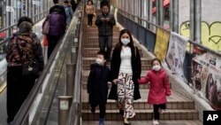 戴著口罩的香港市民在金融區一帶行走。（2020年2月19日）