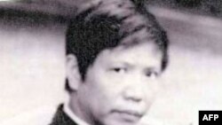 <div dir="ltr" style="zoom:1">
<span id="result_box" lang="tr"><span class="hps">Judy</span> <span class="hps">Goos&nbsp;</span><span class="hps">kızı Emma'nın (en solda) arkadaşlarından </span><span class="hps">Isaiah</span> Bow'a sarılıyor. Is