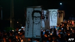 Fieles católicos participan en una procesión para conmemorar el 26 aniversario del asesinato del padre Ignacio Ellacuria y de otros cinco sacerdotes jesuitas y dos empleados, en la Universidad Centroamericana de San Salvador, en 1989.