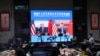 Una pantalla transmite una reunión virtual entre los presidentes de EE. UU., Joe Biden, y China, Xi Jinping, en un restaurante de Beijing el 15 de noviembre de 2021.