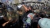 Manifestantes antigubernamentales se enfrentan a la policía mientras se dirigen al Congreso, en el marco de la cumbre de Cooperación Económica Asia-Pacífico (APEC) en Lima, Perú, el miércoles 13 de noviembre de 2024. (AP/Fernando Vergara).