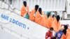 Des migrants et des réfugiés descendent du bateau de sauvetage "Diciotti" en Italie, le 8 janvier 2018.