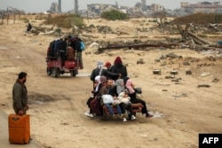 ภาพการเดินทางของผู้คนด้วยรถสามล้อเครื่องจากนูเซรัต ไปยังกาซ่าซิตี้ เมื่อ 10 ก.พ. 2568 ขณะที่ ผู้พลัดถิ่นทั้งหลายกำลังเดินทางกลับไปยังบ้านของตน ในช่วงที่มีการหยุดยิงระหว่างอิสราเอลและกลุ่มฮามาสอยู่