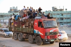 چھ مئی کورفح سے خان یونس نقل مکانی کرنےوالے فلسطینیوں کی ایک تصویر، فوٹو رائٹرز