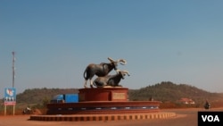 Kouprey statue​ is a symbol of Mondukiri Province, located in Senmonorom provincial captital on March 11, 2015 in Cambodia. (Nov Povleakhena/VOA Khmer)