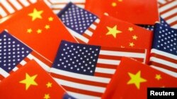 美國國旗和中國國旗。