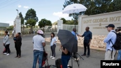 Waandishi wa habari wakiwa nje ya hoteli ambako ANC inafanya mkutano kuamua hatma ya Rais Jacob Zuma, Pretoria, Africa Kusini, Feb. 12, 2018.