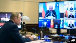 ប្រធានាធិបតី​រុស្ស៊ី​លោក Vladimir Putin​ ចូលរួម​​ក្នុង​​កិច្ច​ប្រជុំ​វិសាមញ្ញ​របស់​ក្រុម​ប្រឹក្សា​សន្ដិសុខ​អង្គការ​សហប្រជាជាតិ​​​តាម​អនឡាញ ពី​ប្រទេស​រុស្ស៊ី ថ្ងៃទី២២ ខែមករា ឆ្នាំ២០២២។ (Alexei Nikolsky, Sputnik, Kremlin Pool Photo via AP)