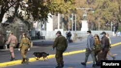 Los agentes de policía detienen a un hombre sin salvaguarda mientras los ayuntamientos locales han aumentado las restricciones de encierro durante el brote de la enfermedad del coronavirus (COVID-19), en Santiago, Chile, el 25 de marzo de 2021.