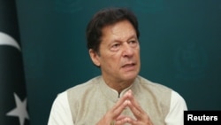 Waziri Mkuu wa Pakistan Imran Khan akizungumza katika mahojiano na Reuters mjini Islamabad