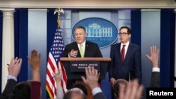 El secretario de Estado de EE.UU., Mike Pompeo, (izq) y el secretario del Tesoro, Steven Mnuchin, (der) durante la conferencia el 10 de enero de 2020 en que anunciaron nuevas sanciones a Irán.