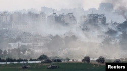 Izraelski tenkovi i druga vojna vozila manevrišu unutar pojasa Gaze, gledano iz Izraela