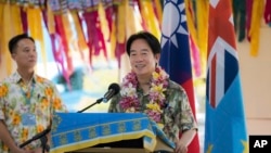 台灣總統府公佈的照片顯示，台灣總統賴清德在吐瓦魯為他舉行的歡迎儀式上致詞。 (2024年12月4日)