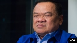 រូបឯកសារ៖ ប្រធាន​គណបក្ស​ខ្មែរ​រួបរួម​ជាតិ​ លោក ញឹក ប៊ុនឆៃ ​ផ្តល់​បទសម្ភាសន៍ នៅ​ក្នុង​បន្ទប់​ផ្សាយ​របស់ VOA ក្នុង​រាជធានី​ភ្នំពេញ នៅ​ថ្ងៃទី១៦ ខែឧសភា ឆ្នាំ២០១៧។ (ហ៊ាន សុជាតា/VOA)