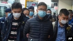 Hong Kong Stand News အွန်လိုင်းမီဒီယာ အယ်ဒီတာ Patrick Lam ကို ဆူပူအောင်လှုံ့ဆော်ထုတ်ဝေမှု စွဲချက်နဲ့ ဖမ်းဆီးသွားစဉ်။ (ဒီဇင်ဘာ ၂၉ ၊ ၂၀၂၁)