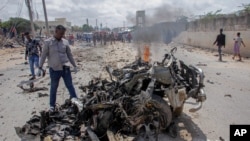 Vikosi vya usalama vikiwasili katika mabaki ya geri iliyolipuka mjini Mogadishu, Somalia, July 10, 2021.