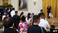 Presiden Joe Biden menjadi tuan rumah upacara naturalisasi menjadi warga negara baru Amerika di Gedung Putih, Jumat (2/7). 