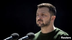 แฟ้มภาพ - ประธานาธิบดีโวโลดิเมียร์ เซเลนสกี ร่วมการประชุมขององค์การนาโต้ในกรุงเคียฟ 