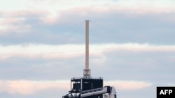 Esta foto de la NASA muestra el cohete Falcon 9 de SpaceX con el orbitador Crew Dragon de la empresa en la plataforma de lanzamiento del Centro Espacial Kennedy, en la Florida, el 15 de noviembre de 2020.