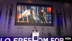 脱北者池成镐去年在台北奥斯陆自由论坛上讲述逃离朝鲜经历（美国之音许宁摄影） 