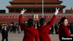 2024年3月8日全國人民代表大會的女服​​務生在天安門廣場合影。