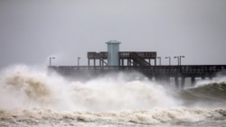 Talasi na pristaništu u mestu Golf šors u Alabami
