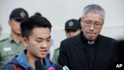 លោក Chan Tong-kai (រូប​ឆ្វេង) និយាយ​ទៅ​កាន់​សារព័ត៌មាន នៅ​ពេល​លោក​ត្រូវ​បាន​គេ​ដោះលែង​ចេញ​ពី​ពន្ធនាគារ​នៅ​ក្នុង​ក្រុង​ហុងកុង កាលពី​ថ្ងៃទី២៣ ខែតុលា ឆ្នាំ២០១៩។