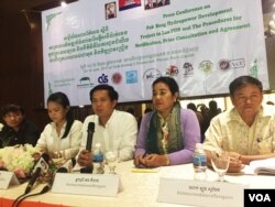 ក្រុម​តំណាង​សហគមន៍​នៅ​ក្នុង​តំបន់​បឹង​ទន្លេសាប​ស្នើ​ក្នុង​សន្និសីទ​ព័ត៌មាន​រៀប​ចំ​ឡើង​កាល​ពី​ថ្ងៃ​ទី​ ១៤​ ខែ​មិថុនា​ ឆ្នាំ​ ២០១៧​ ឲ្យ​បញ្ឈប់​គម្រោង​សាងសង់​ទំនប់​វារី​អគ្គិសនី​ ប៉ាក់​ បេង​ នៅ​ប្រទេស​ឡាវ។ (ហ៊ុល រស្មី/VOA)