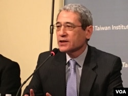 福布斯杂志专栏作家章家敦 (美国之音钟辰芳拍摄)