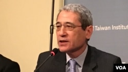 2017年2月15日，福布斯杂志专栏作家章家敦 (美国之音钟辰芳拍摄)