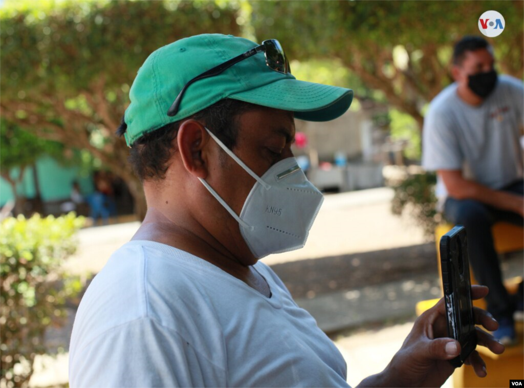 Los transportistas transmiten en Facebook Live sus quejas por la retención en la frontera.