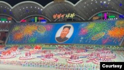 资料照：朝鲜大型歌舞演出“人民的国家” （美国之音江真拍摄） 