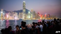 遊客觀看香港島夜景。（2018年10月3日）