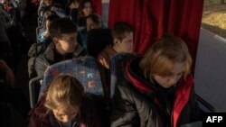 Evakuacija djece i odraslih iz Hersona (Foto: Roman PILIPEY / AFP)