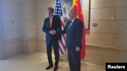 资料照：美国气候特使约翰·克里（John Kerry）和中国气候变化事务特使谢振华在北京举行会晤。（2023年7月17日）