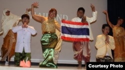 ក្រុម​តំណាង​ឲ្យ​ប្រទេស​ថៃ​រាំ​របាំ និង​បង្ហាញ​ក្បាច់​គុណ​បុរាណ​ថៃ​នៅ​ក្នុង​កម្មវិធី​រាត្រី​វប្បធម៌​ SEAYLP កាល​ពី​ថ្ងៃ​ទី១៩ ខែ​មេសា (ផ្តល់​ឲ្យ​ដោយ៖ មជ្ឈមណ្ឌល​សិក្សា​អំពី​អាស៊ីអាគ្នេយ៍​នៃ​សកលវិទ្យាល័យ Northern Illinois)