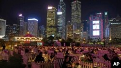 人們在香港的一個戶外公園裡看電影。 (2020年11月10日)