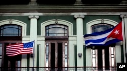 La Habana y Washington experimentaron un efímero acercamiento a instancias del gobierno del expresidente Barack Obama, quien negoció con el expresidente cubano Raúl Castro la apertura en el 2015 de las embajadas después de más de medio siglo de ruptura de relaciones diplomáticas.