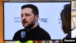 На екран е прикажан претседателот на Украина Володимир Зеленски додека зборува за време на Минхенската безбедносна конференција во Минхен, Германија, 15 февруари 2025 година.