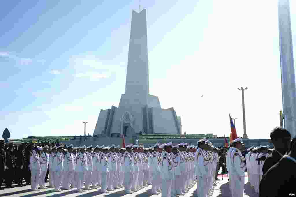 កង​កម្លាំង​ទាហាន​ស្លៀកពាក់​ស​កំពុង​ឈរ​នៅ​ខាង​ក្រោម​វិមាន​នយោបាយ​ឈ្នះ-ឈ្នះ​នាពិធី​សម្ពោធ​វិមាន​នយោបាយ​ឈ្នះ​-​ឈ្នះនៅថ្ងៃទី២៩ខែធ្នូឆ្នាំ២០១៨។ (គី ម៉េងលី/VOA)