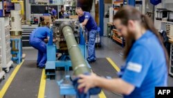 德國軍火公司和汽車供應商萊茵金屬公司（Rheinmetall）的技術員正在為豹式主戰坦克研製120毫米火砲，該火砲於2023年6月6日交付給烏克蘭軍隊。