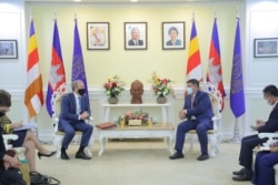 រដ្ឋមន្ត្រី​ការបរទេស​ចក្រភព​អង់គ្លេស​លោក Dominic Raab ជួប​ជាមួយ​លោក សាយ សំអាល់ រដ្ឋមន្រ្តីក្រសួងបរិស្ថាន​កម្ពុជា​ នៅក្រសួងបរិស្ថាន​ក្នុង​រាជធានី​ភ្នំពេញ​ នៅថ្ងៃទី២៣ ខែមិថុនា ឆ្នាំ២០២១។ (Facebook/Cambodia Ministry of Environment)