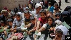 រូបឯកសារ៖ ពលរដ្ឋ​យេម៉ែន​បង្ហាញ​ឯកសារ​ដើម្បី​ទទួល​​បាន​របប​អាហារ​ពី​អ្នក​មាន​សប្បុរសធម៌​ក្នុង​ស្រុក នៅ​ទីក្រុង​សាណា ប្រទេស​យេម៉ែន កាល​ពី​ឆ្នាំ​២០១៧។