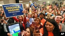 Wafuasi wa chama cha Democratic wakiunga mkono chama chao Richmond, Va., Tuesday, Nov. 5, 2019. 