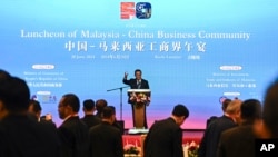 馬來西亞新聞部照片: 2024年6月20日中國總理李強在馬來西亞吉隆坡的一家酒店與馬來西亞總理安瓦爾·易卜拉欣共進商務午餐時發表講話。